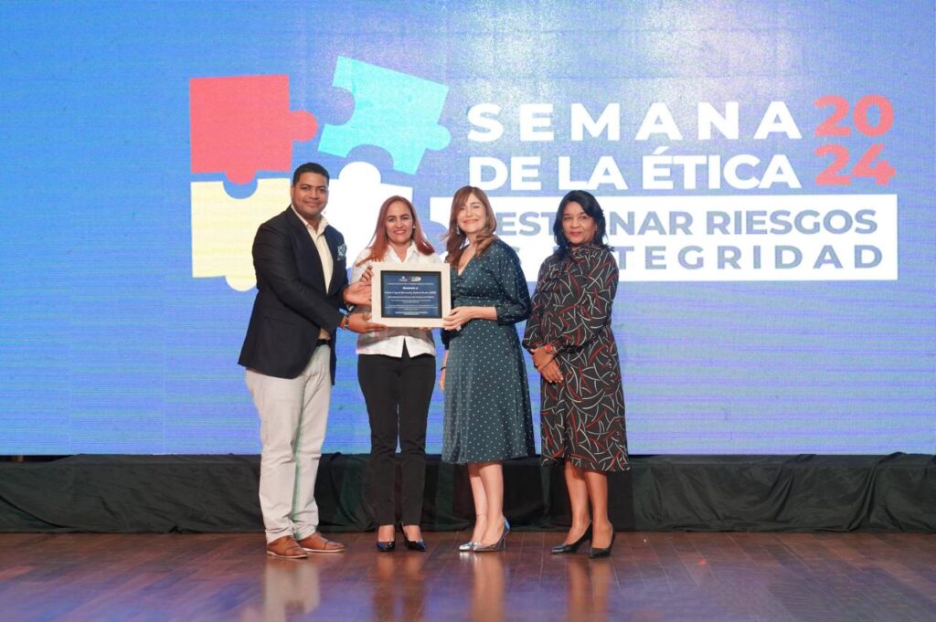 Igris Bonnelly, coordinadora general de la Comisión de Integridad Gubernamental y Cumplimiento Normativo del Idac, recibe un reconocimiento por buenas prácticas y acciones por compromiso con la transparencia y ética institucional.