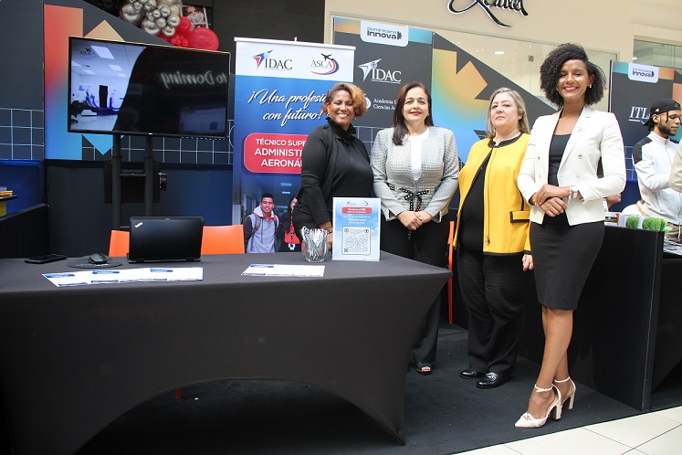 Representando a la ASCA en la Feria INNOVA 2024, Clara Fernández, directora; Marcia Rodríguez, encargada de la división de Investigación, Desarrollo e Innovación; Rhyna Conde, encargada de Gestión Comercial y Ana Gálvez, coordinadora de Relaciones Públicas