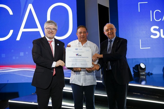 El Presidente del Consejo de la OACI, Sr. Salvatore Sciacchitano y el Sr. Juan Carlos Salazar, Secretario General Organización de Aviación Civil Internacional, reconocen al director general del IDAC por la excelent