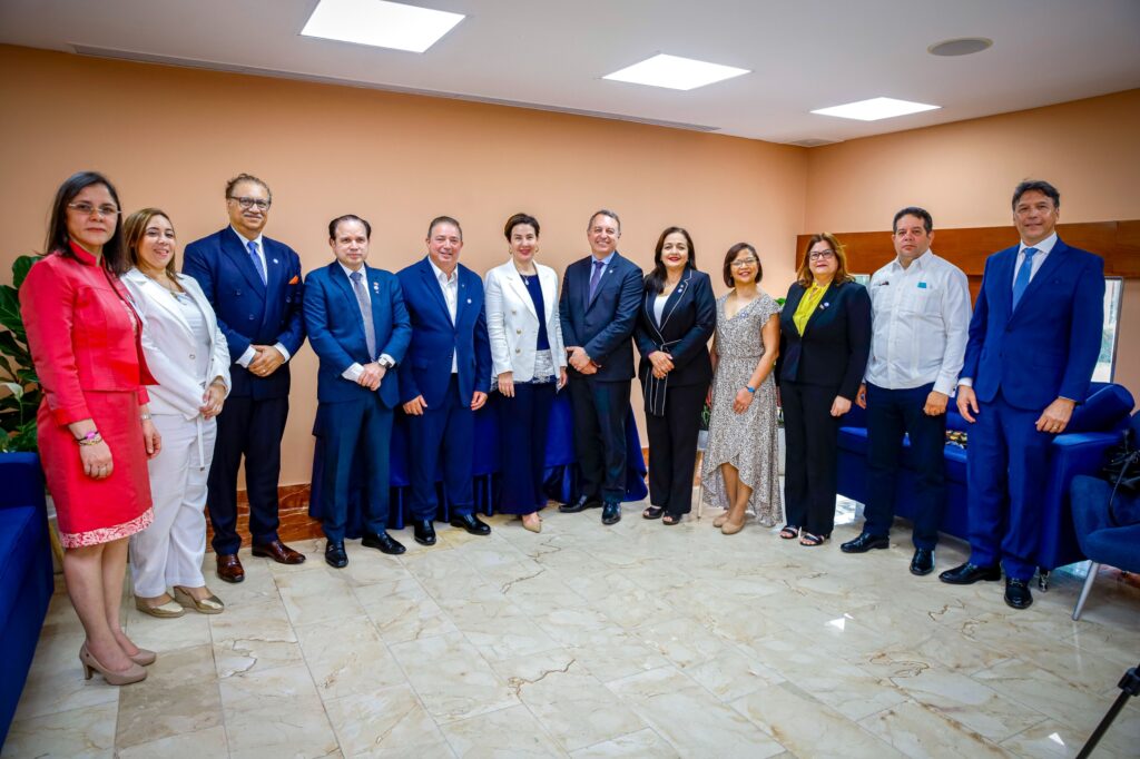 La firma del acuerdo de Acreditación de Socio de Capacitación estuvo encabezada por los directores generales del Idac y la Aci, Héctor Porcella y Luis Felipe de Oliveira, respectivamente; a estos les acompañaron Clara Fernández, directora de la Asca; Bernarda Franco, directora Legal, del Idac; Gender Castro, director DVSO; Mónika Infante, directora General de Aerodom; Jasmin Fabré, encargada de Relaciones Interinstitucionales del Idac; Issa Castro,director Training Programmes (Programas de Formación de Aci) y Gurjit Gill – Director, Ampap.