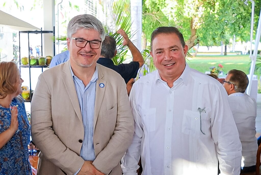 El secretario general de la Organización de la Aviación Civil Internacional, Oaci, Juan Carlos Salazar y el director general del IDAC, Héctor Porcella