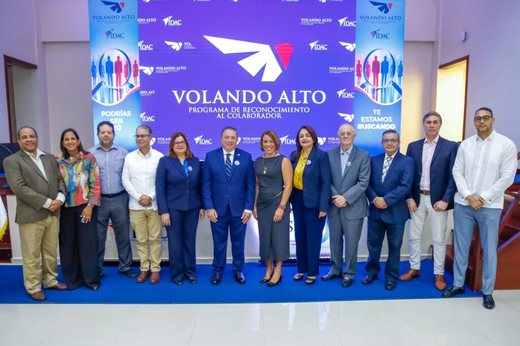 Al centro, el director general del Idac, Héctor Porcella y la directora de Recursos Humanos y organizadora del evento, Ana Ysa Tejeda, junto al grupo de directores de áreas de la institución.