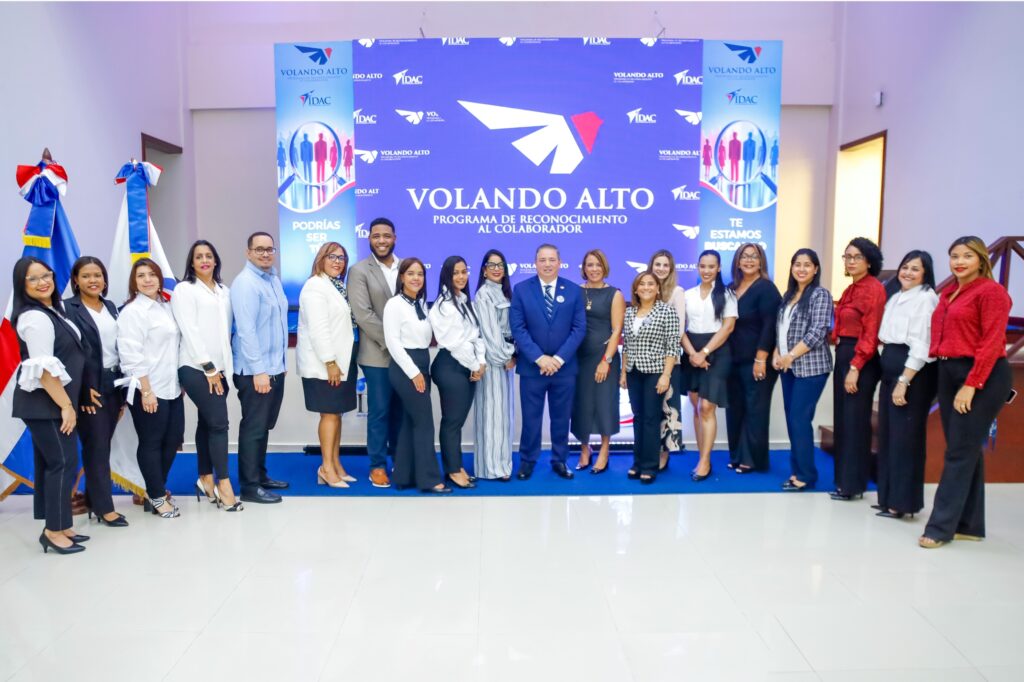 Al centro, el director general del Idac, Héctor Porcella y la directora de Recursos Humanos, Ana Ysa Tejeda, junto al equipo de colaboradores de esa dirección, organizadores del evento.