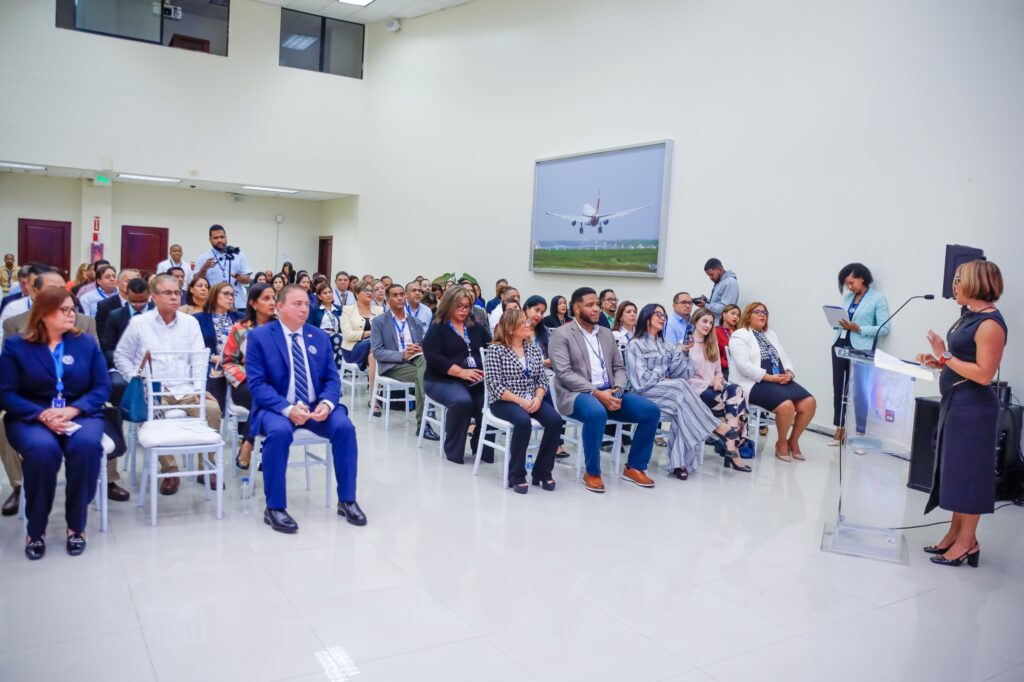 Ana Ysa Tejeda, directora de Recursos Humanos del Idac, se dirige a los asistentes al anuncio del programa Volando Alto.