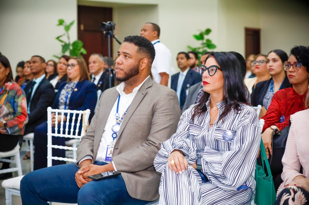 En primer plano, José Pérez e Ingrid Pandiella, de la dirección de Recursos Humanos del Idac, junto a los demás asistentes a la actividad.