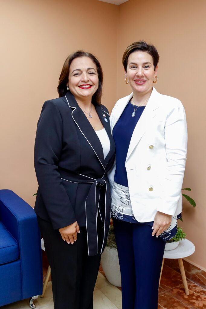 Mónika Infante, directora General de AERODOM y Clara Fernández directora de la ASCA 