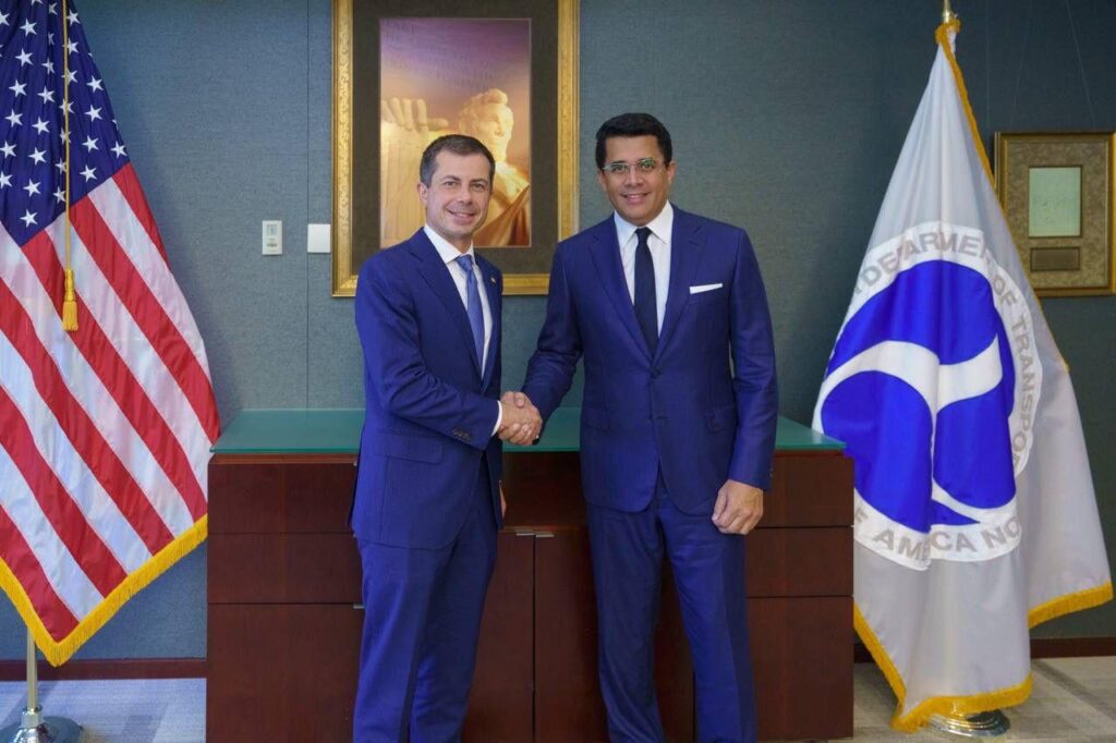El ministro de Turismo, David Collado junto al secretario de transporte de Estados Unidos, Peter Buttigieg.