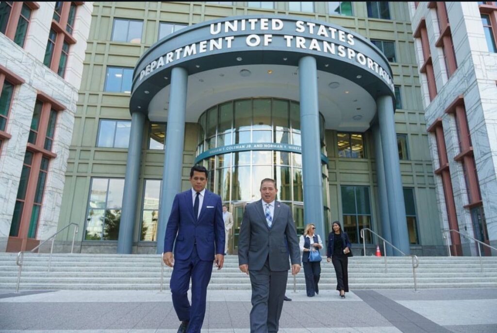 El ministro de Turismo, David Collado y Héctor Porcella, director del IDAC durante la reunión con el secretario de transporte de Estados Unidos, Peter Buttigieg, donde conversaron sobre los avances de la aviación en el país.