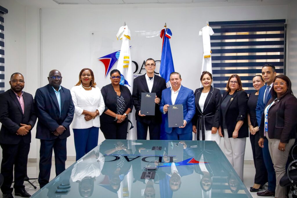 Autoridades del Idac y la Asca junto a los integrantes de la Fundación de Educación Secundaria Islas de Barlovento- Svobe de la isla de San Martin, presentes en la firma del memorando.