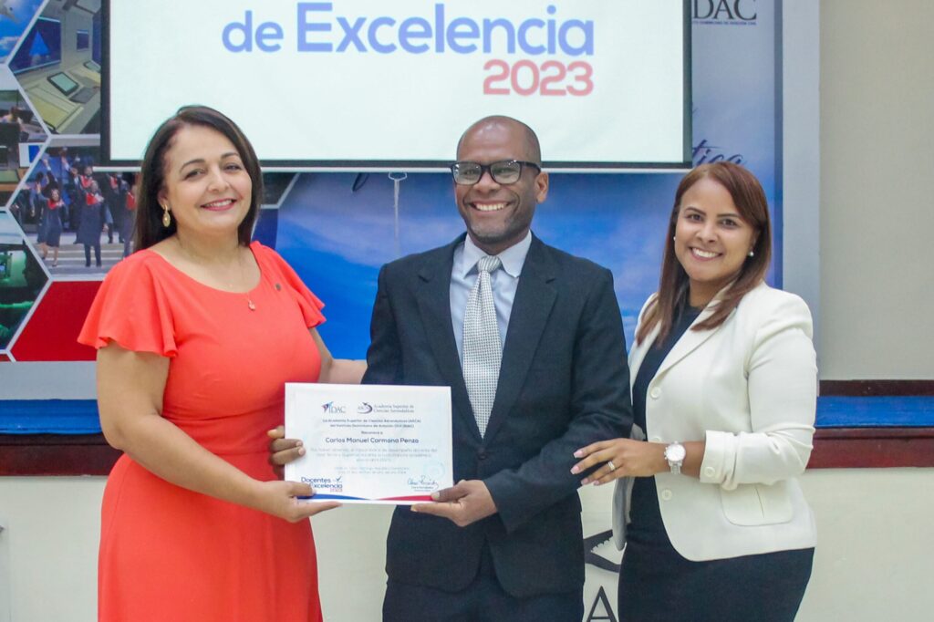 Clara Fernández Rectora de ASCA, Carlos Carmona Penzo, Docente y Orquídea Abad Encargada Evaluación Control Docente.
