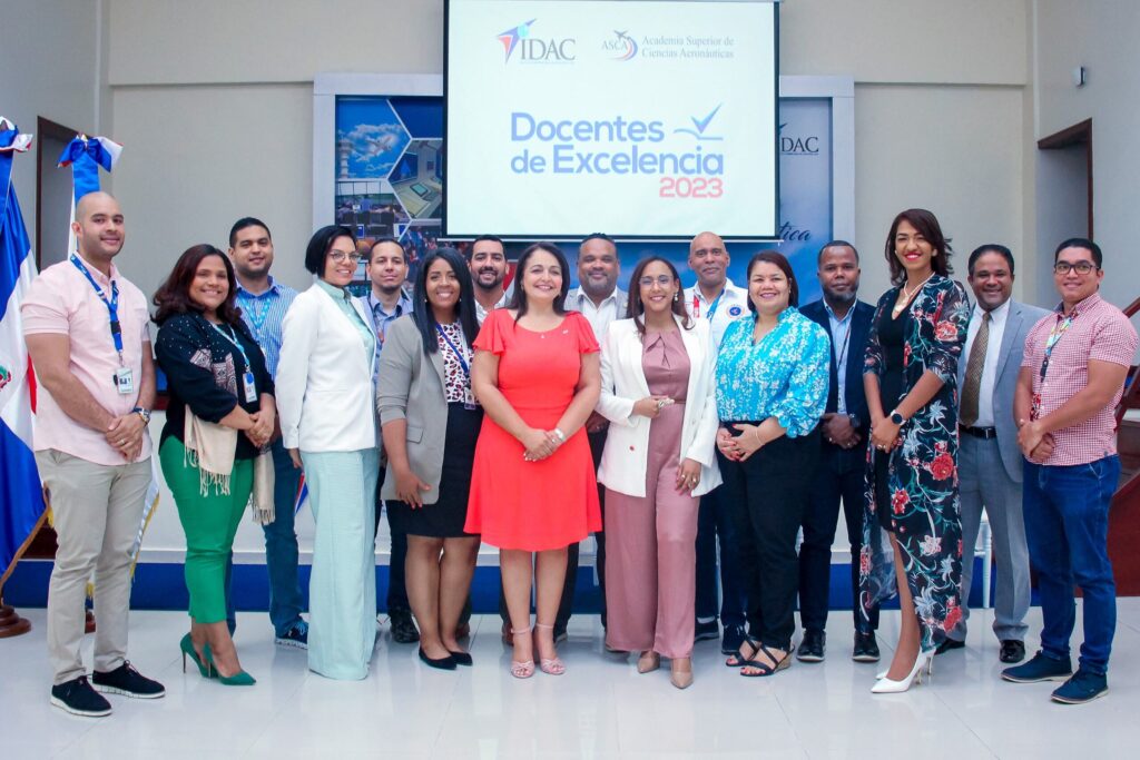 Clara Fernández Rectora de Asca, Carlos Carmona Penzo, Docente y Orquídea Abad Encargada Evaluación Control Docente.
