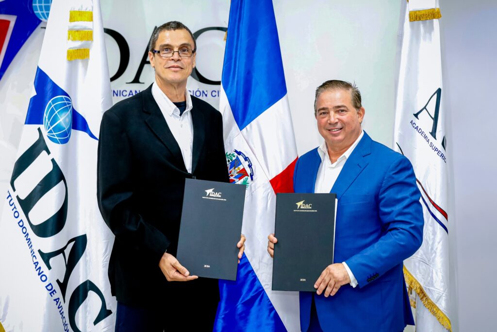 l director general del Idac, Héctor Porcella y junto al presidente de la Junta Escolar de la Fundación Islas de Barlovento, Bares V. Kngsale.