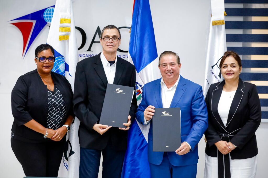 El director general del Idac, Héctor Porcella y Bares V. Kngsale, presidente de la Junta Escolar de la Fundación Islas de Barlovento, junto a Clara Fernández, directora de la Asca y Jacqueline Duggins-Horsford, directora general de las Escuelas Svobe.