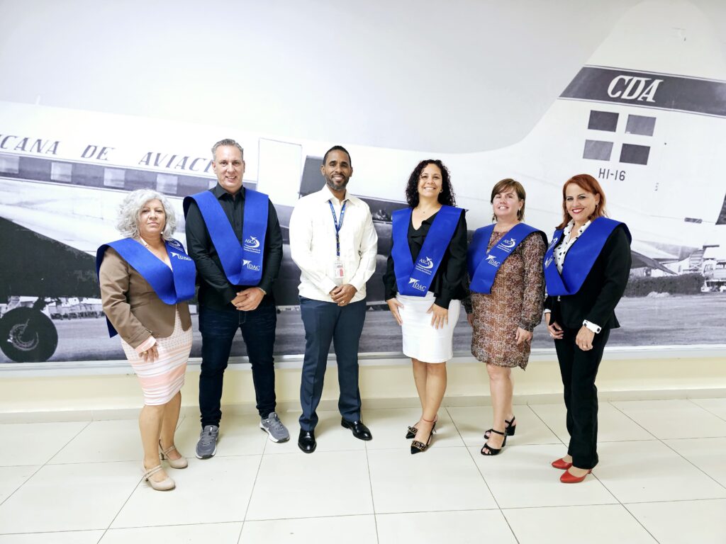 Cesar Martínez Vicioso, Darwin Cordero, Ramón Emilio Abreu y Breydys Tapia, junto a los controladores aéreos de Cuba.