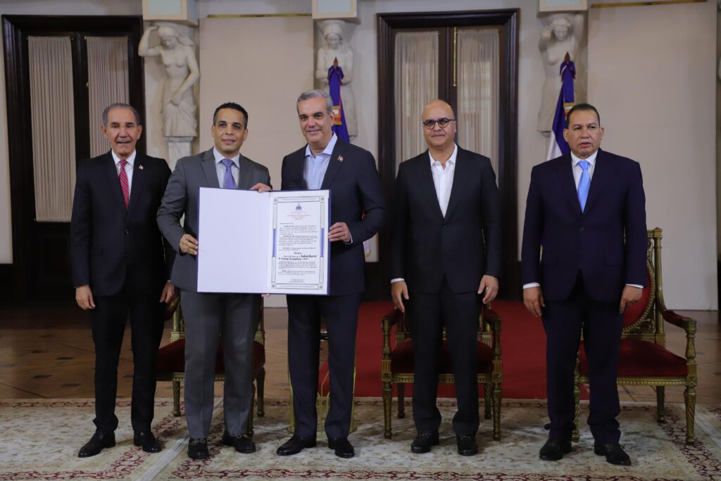 El presidente de la República, Luis Abinader, entrega el certificado de Evaluación Quinquenal, a Milvio Pérez, encargado de la Escuela Aeronáutica de la Asca; les acompañan Franklin García Fermín, ministro del Mescyt; David Rodríguez Durán, ministro Administrativo de la Presidencia y Juan Francisco Viloria Santos, viceministro de Evaluación y Acreditación de las Instituciones de Educación Superior, Ies.