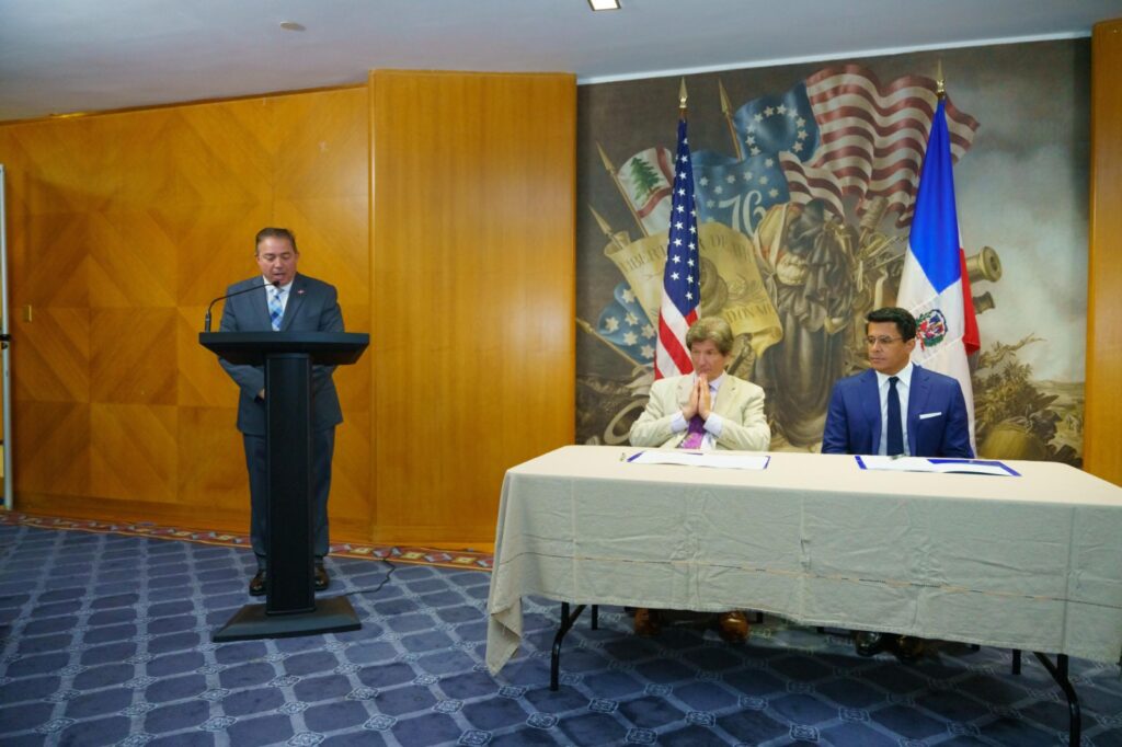 Héctor Porcella expone durante la reunión con el subsecretario de Estado José W Fernández. A su lado el ministro de Turismo David Collado.