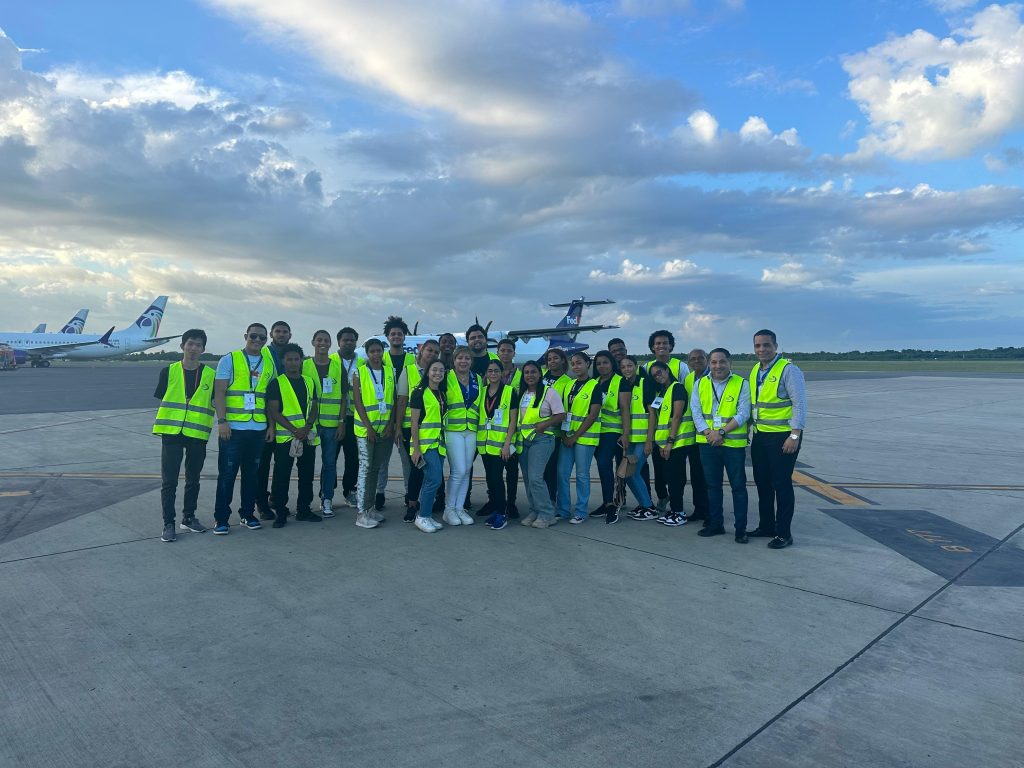 Docentes de la Asca y estudiantes de la Carrera Administración Aeronáutica.