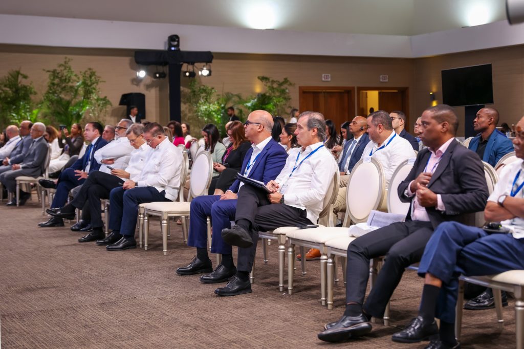 Parte de las autoridades, delegados internacionales y empresarios aeronáuticos presentes.