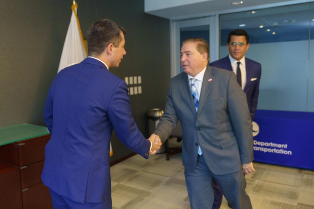 Porcella saluda al secretario de Transporte Peter Buttigieg tras su reunión con el ministro David Collado