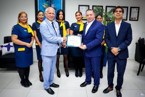 Alfredo Hernández entregando reconocimiento a director general del IDAC, Héctor Porcella