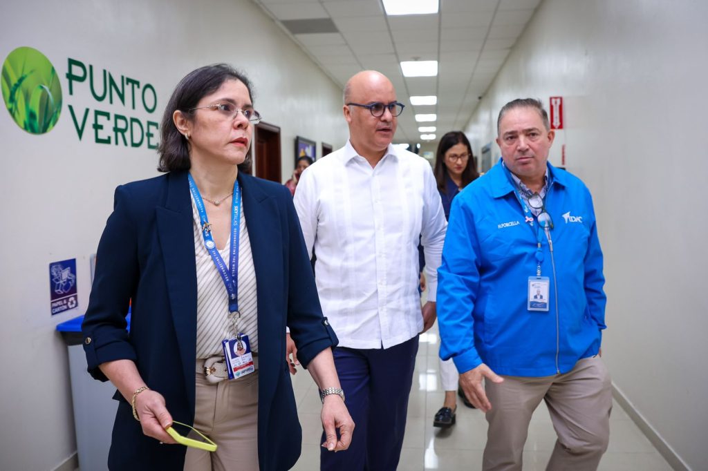 Claudia Roa, Igor Rodríguez y Héctor Porcella durante recorrido por las instalaciones del Centro Aeronáutico Norge Botello, en Punta Caucedo.