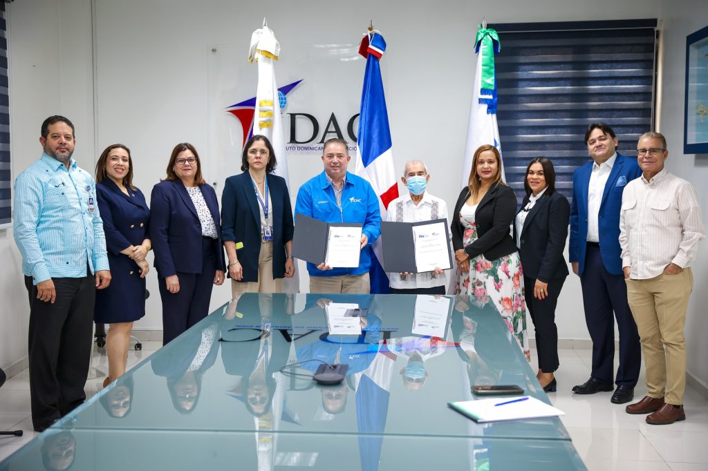 Directores del Idac y del Instituto Geográfico Nacional acompañaron a los titulares de las dos entidades públicas, Héctor Porcella y Bolívar Troncoso Morales.