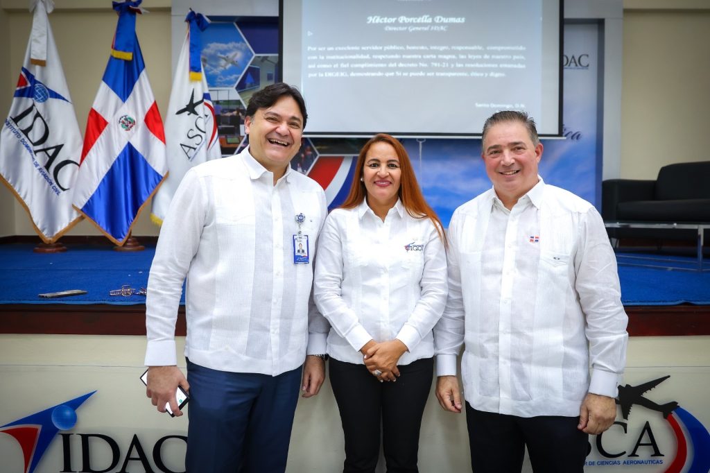 El director general del IDAC, Héctor Porcella;  Izzet Sansur, director administrativo del IDAC e Igris Bonnelly, coordinadora general de la Comisión de Integridad Gubernamental.