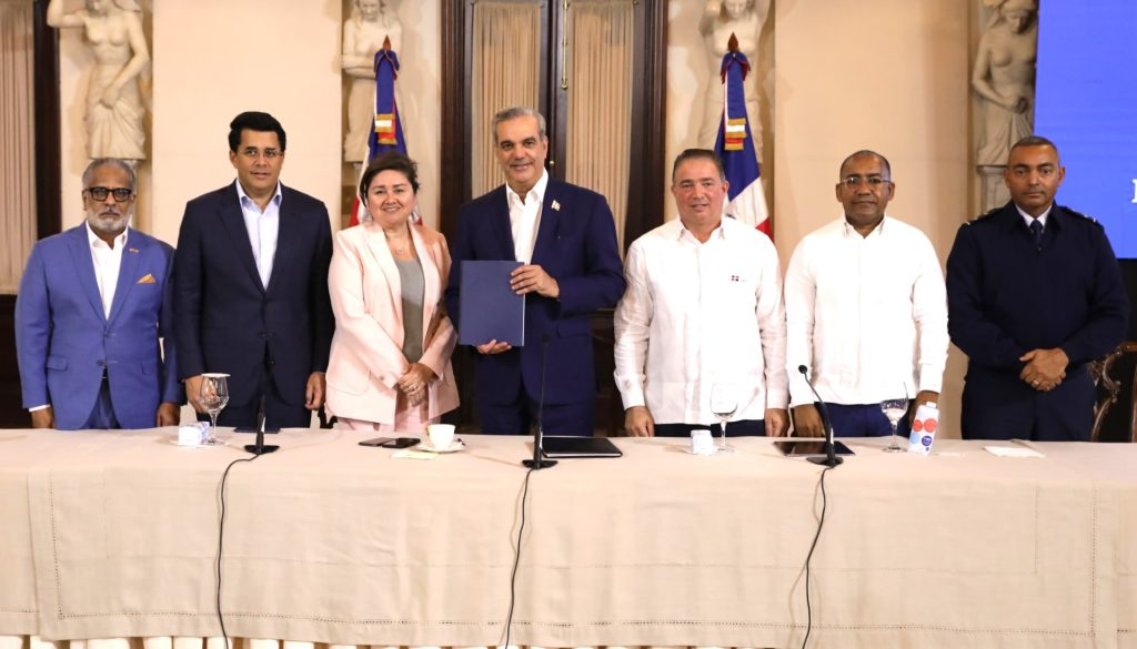 El presidente Luis Abinader, junto a la encargada de Negocios de la Embajada de los Estados Unidos y funcionarios del Gobierno Dominicano. (2)