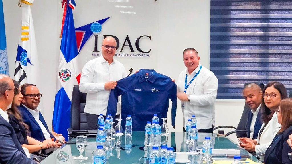 El designado director general del Idac, Igor Rodríguez, se reunió con nuestro director general saliente y próximo presidente de la Junta de Aviación Civil, Héctor Porcella en un primer intercambio para compartir informaciones sobre la institución.