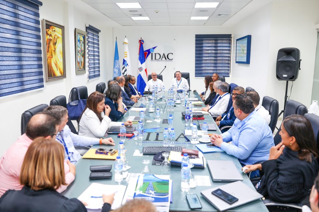 El designado director general del Idac, Igor Rodríguez junto a los directores de áreas.