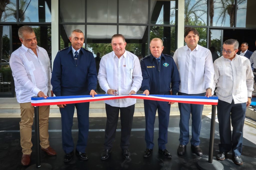 Héctor Porcella, director general del Idac, acompañan, Juan Thomás Pérez; mayor general Carlos Ramón Febrillet; general de Brigada, Floreal Suárez; Izzet Sansur y Raúl Muñoz.