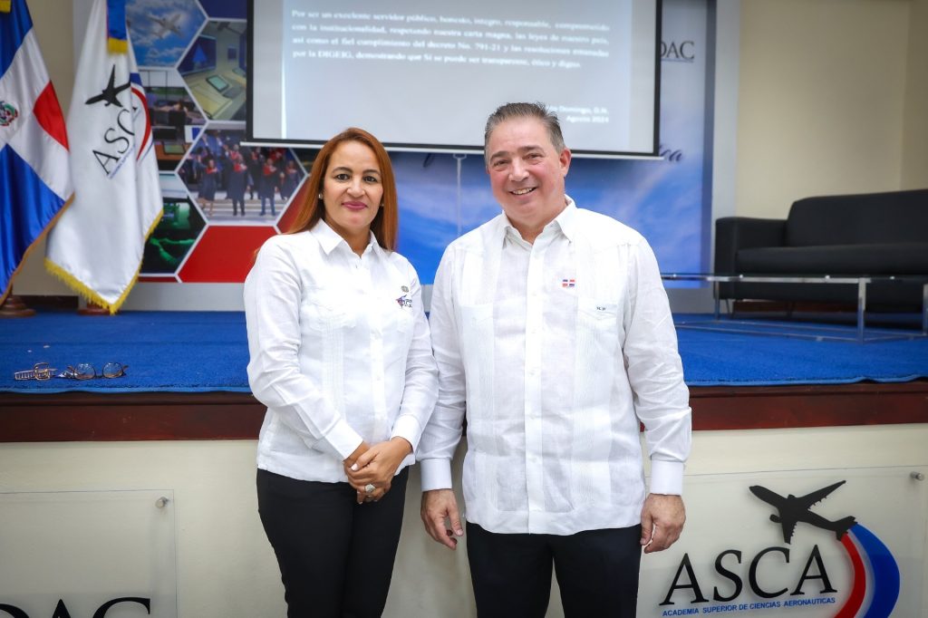 Héctor Porcella, director general del Idac e Igris Bonnelly, coordinadora general de la Comisión de Integridad Gubernamental.