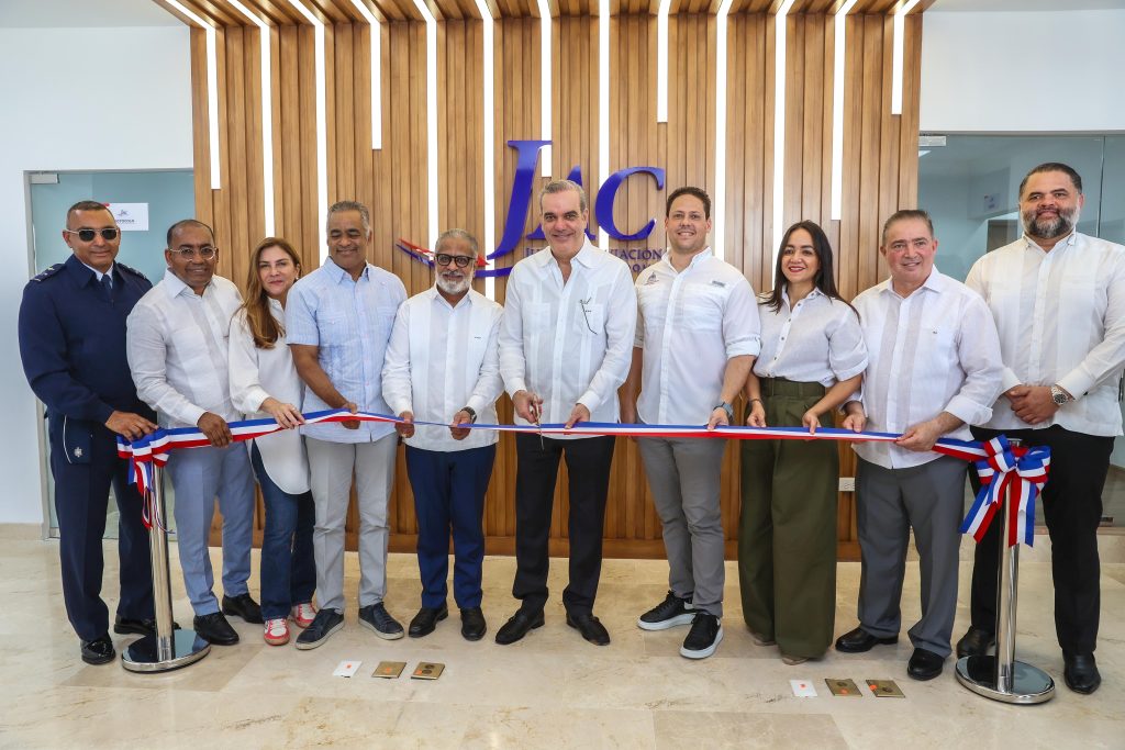 El presidente Luis Abinader encabeza el acto inaugural del corte de cinta de las nuevas instalaciones de la JAC.
