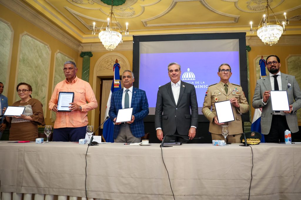 Presidente Luis Abinader, Miriam German, Jesús Vásquez, Carlos Luciano Díaz Morfa y Bartolomé Pujals