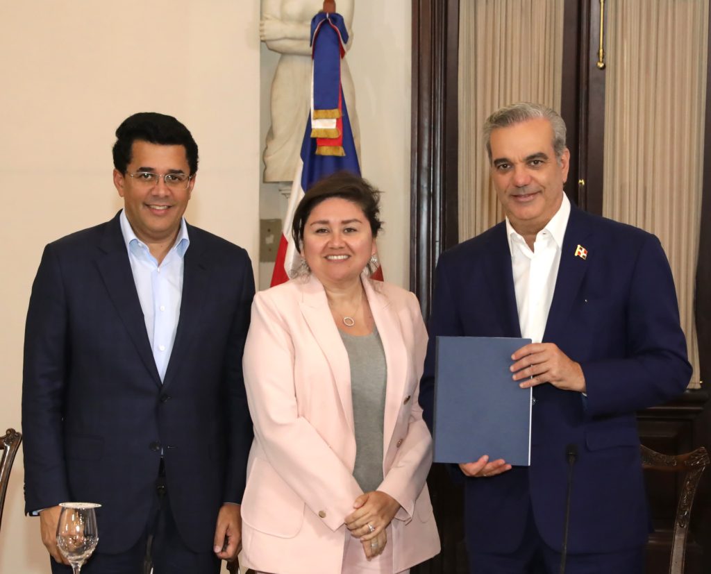 Presidente Luis Abinader; el ministro de Turismo, David Collado y la encargada de Negocios de la Embajada de los Estados Unidos, Patricia Aguilera.