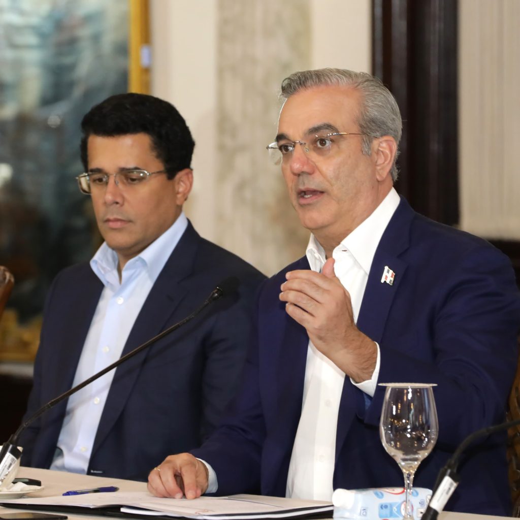 Presidente Luis Abinader junto al ministro de Turismo, David Collado.