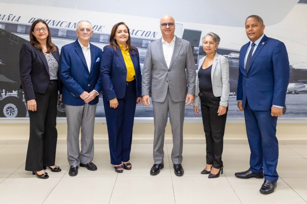 Igor Rodríguez, director general del Idac; Maribel López, directora de Recursos Humanos; Pedro Alberto Piña, director de Normas de Vuelo; Clara Fernández, directora de la Asca; Guillermina Sánchez, directora Financiera y Claudio Martínez Turbí, director de Comunicaciones y Relaciones Públicas.