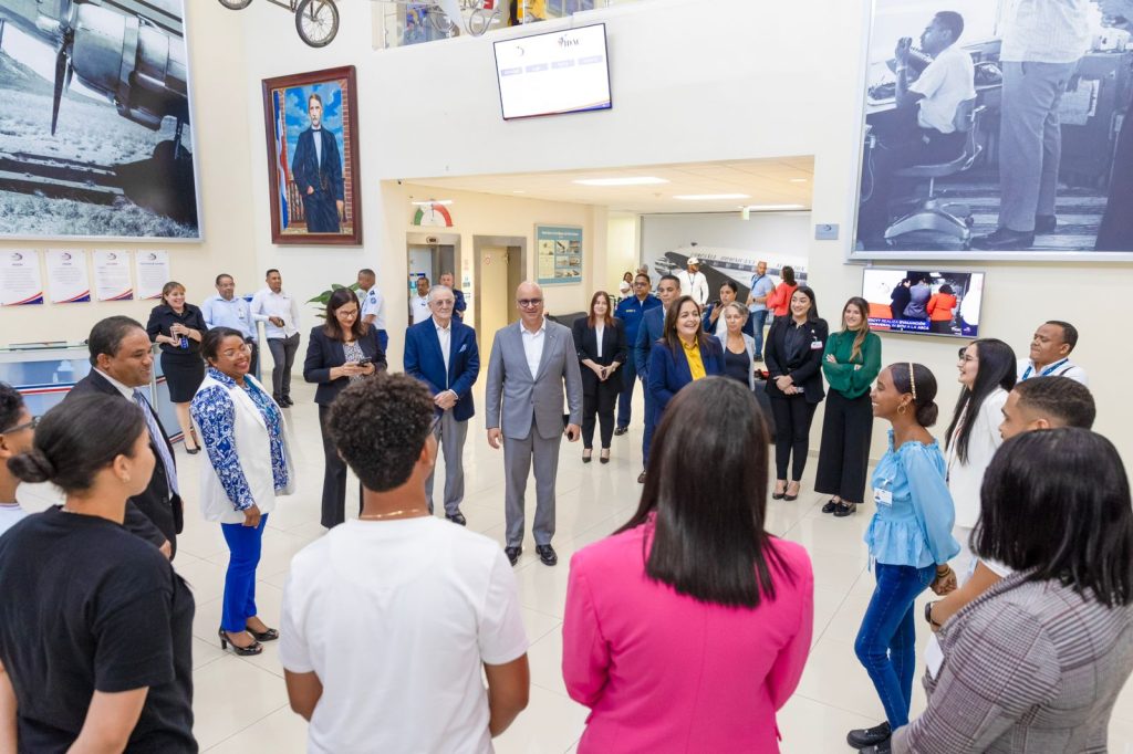 El director general del Idac durante el recorrido por las áreas de la academia. Le acompañaron Clara Fernández y Pedro Alberto Piña, directores de la Asca y de Normas de Vuelo, respectivamente.