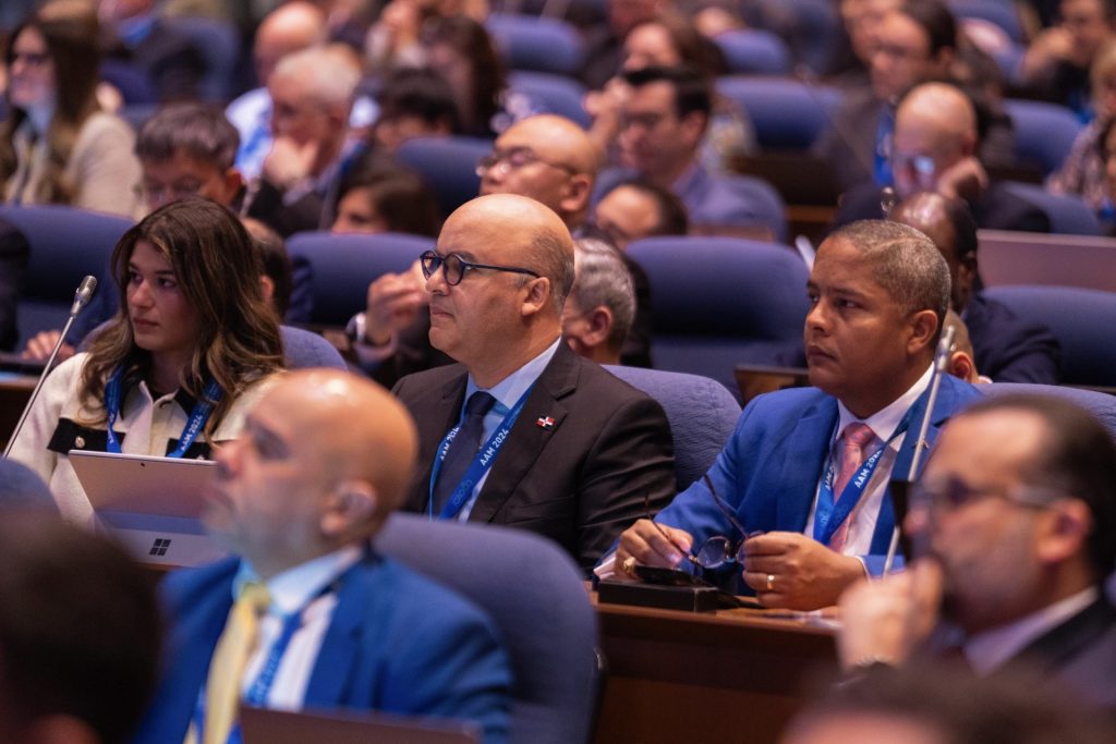 El director general del Idac durante su participación en el reunión paralela al Simposio de Movilidad Aérea Avanzada, Aam, le acompaña Claudio Martínez Turbí, director de Comunicaciones y Relaciones Públicas.