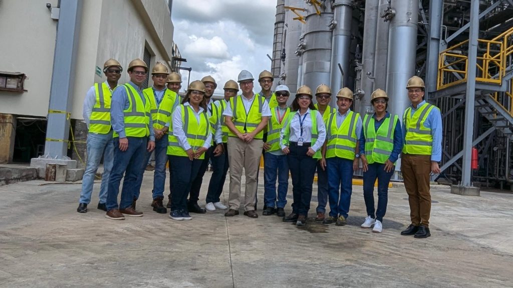 Miguel Mejía, centro, subdirector del Instituto Dominicano de Aviación Civil, Idac, junto a representantes de distintas instituciones estatales durante el recorrido por las instalaciones de la empresa Alcoholes Finos Dominicanos.