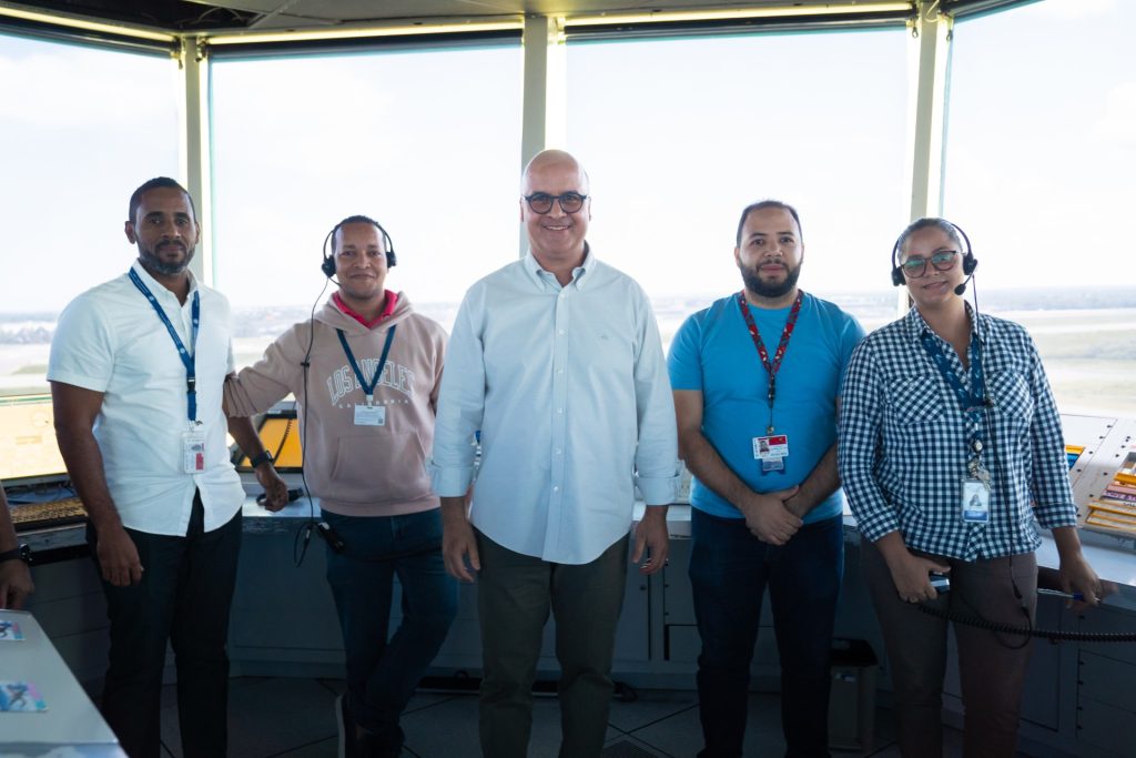 El director general, Igor Rodríguez junto a los técnicos que operan las diferentes áreas en Aeropuerto Punta Cana.