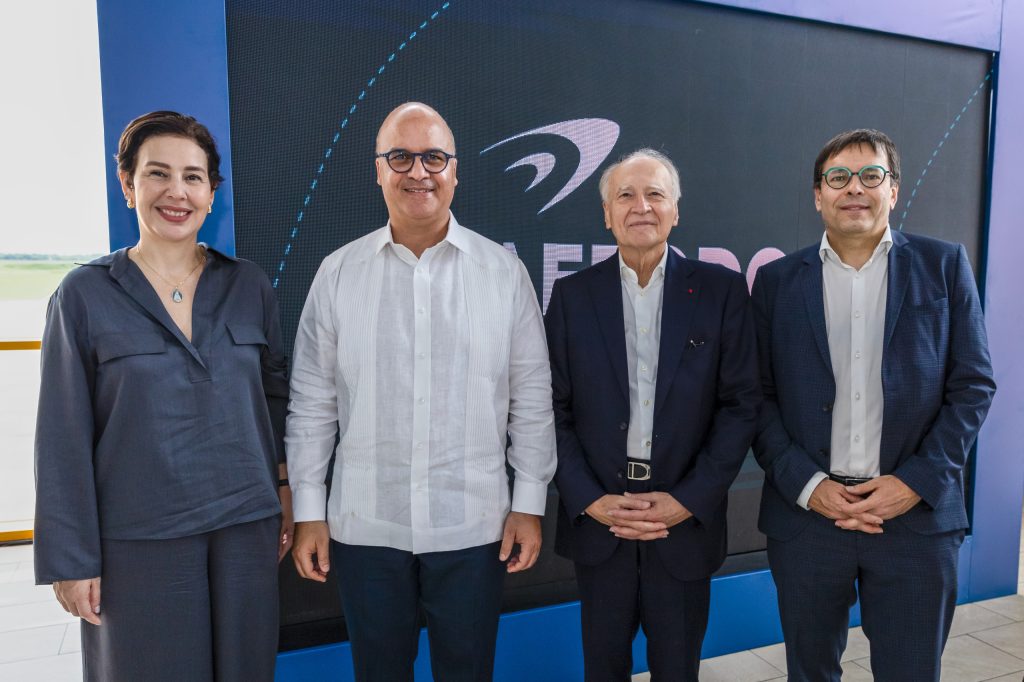 El director general del Idac, Igor Rodríguez; junto a ejecutivos de Aerodom, Siglo 21.