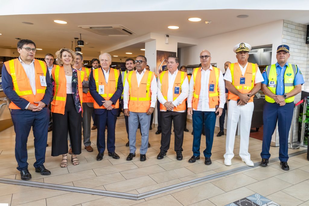 El director general del Idac, Igor Rodríguez durante su recorrido por las instalaciones del Aeropuerto Internacional Las Américas, doctor José Francisco Peña Gómez.
