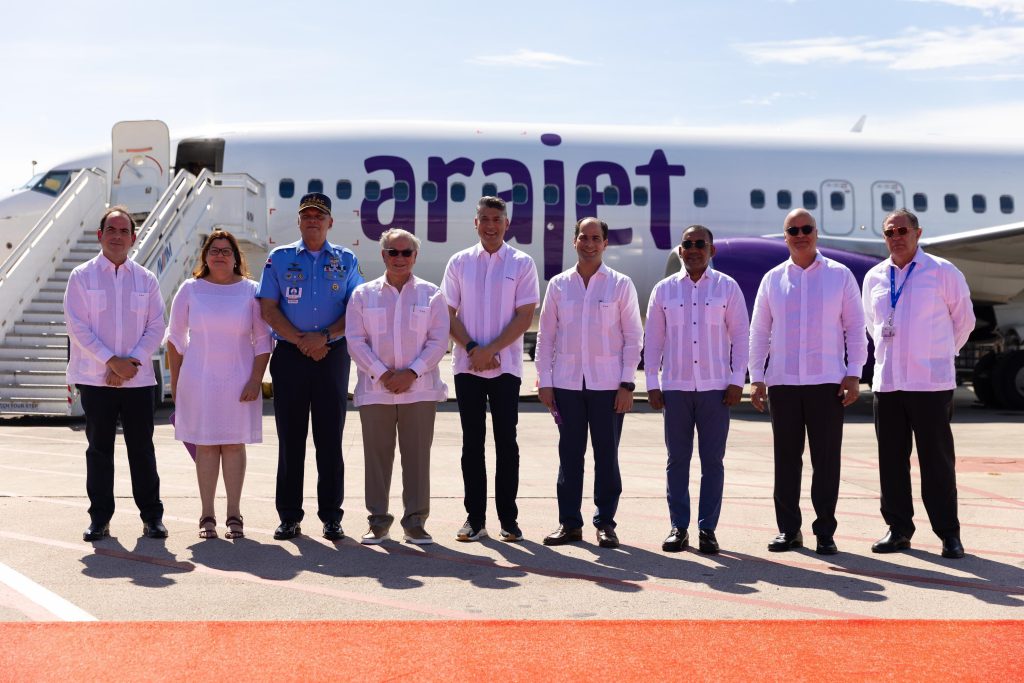 Funcionarios y empresarios del área aeronáutica de la República Dominicana, durante la inauguración del nuevo hub de Arajet.