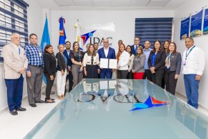 El director general Igor Rodríguez Duran, el equipo de directores y la Comisión de Integridad Gubernamental y Cumplimiento Normativo (CIGCN) del IDAC, durante la firma de la Resolución.