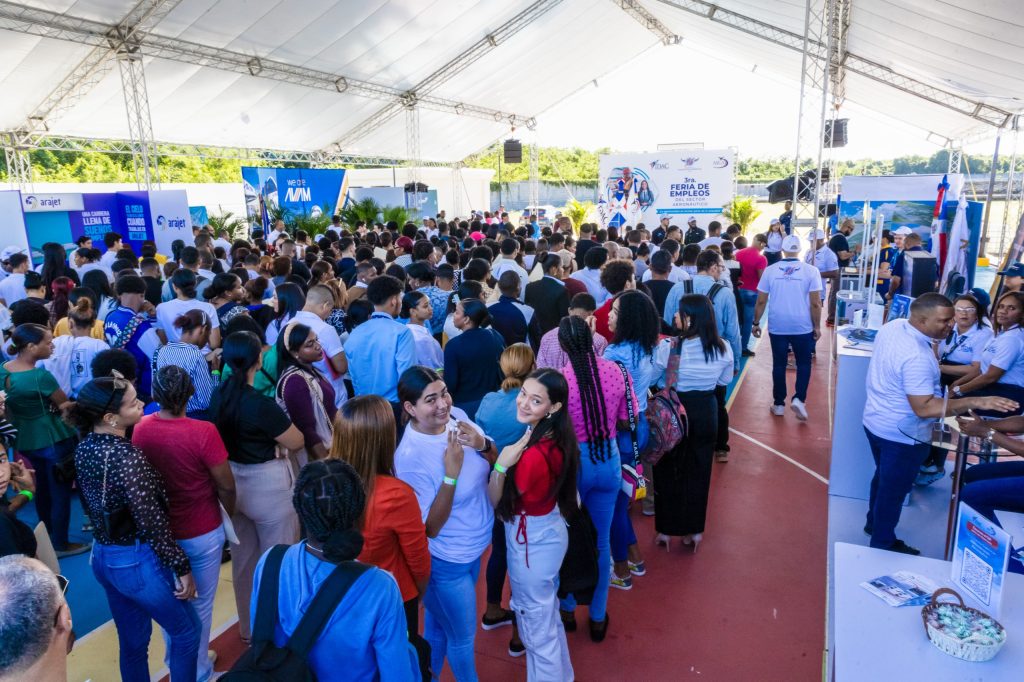 Parte de la asistencia de jóvenes a la feria de empleos.