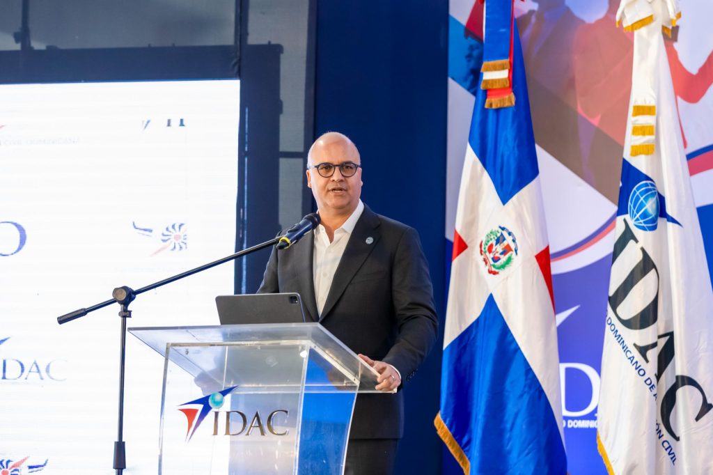 El director general del IDAC, Igor Rodríguez Durán; durante su discurso a colaboradores de la institución en el acto “Volando Alto”.