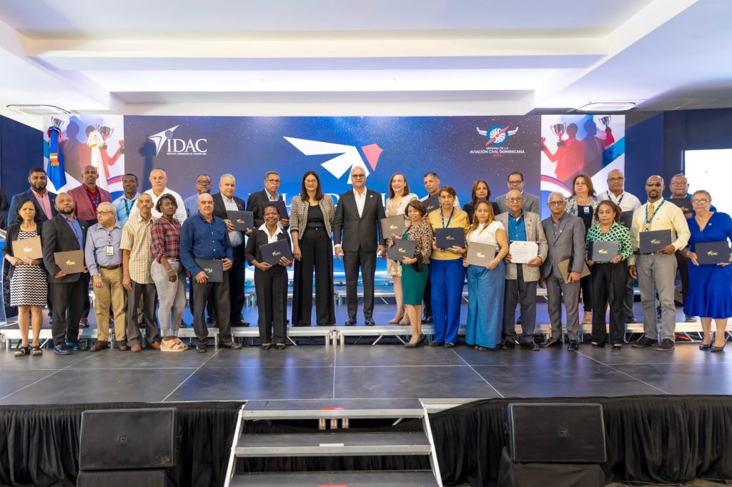 El director general del IDAC, Igor Rodríguez Durán y la directora de Recursos Humanos, Maribel López Llano junto a los colaboradores reconocidos del programa “Volando Alto”.