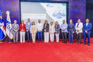 El director general Igor Rodríguez Duran, el equipo de directores y la Comisión de Integridad Gubernamental y Cumplimiento Normativo (CIGCN) del IDAC, durante la firma de la Resolución