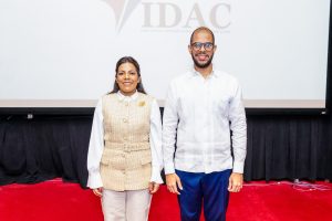 La subdirectora del IDAC, Paola Plá Puello y Babaji Cruz Peñaló panelista de la charla Compliance y Antisoborno.